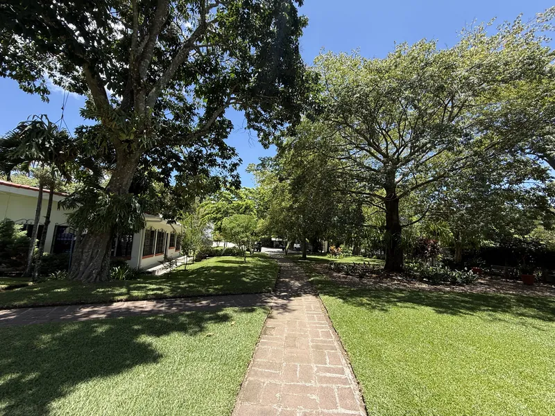 Jardines y caminos de ladrillo de la Parroquia Nuestra Señora de las Gracias, Onuva